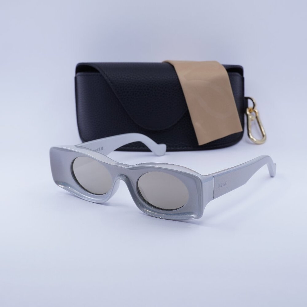 Loewe LW40033I 24C Rectangle Sunglasses – Pearlescent Silver/Silver Mirror